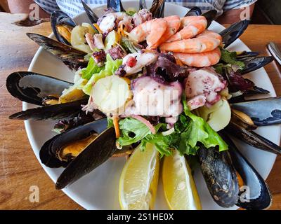 Salat mit Meeresfrüchten in einem Restaurant in Louisville, Kentucky Stockfoto