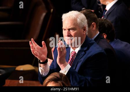 Der Repräsentant der Vereinigten Staaten Tom Emmer (Republikaner von Minnesota) ist bei der Eröffnung des 119. Kongresses in den House Chambers of the Capitol Building in Washington DC am Freitag, den 3. Januar 2025, zu sehen. Die Republikaner wählten Mike Johnson erneut zum Präsidenten des Repräsentantenhauses, nachdem die konservativen Holdouts ihre Stimmen zu Johnson geändert hatten. Kredit: Aaron Schwartz/CNP/MediaPunch Kredit: MediaPunch Inc/Alamy Live News Stockfoto