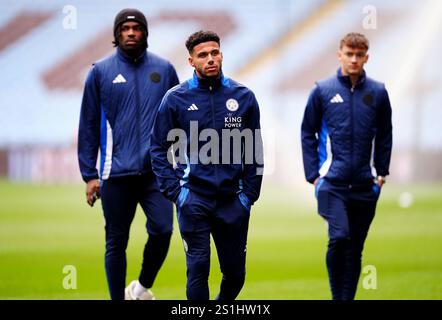 Die Spieler von Leicester City besichtigen das Feld vor dem Spiel der Premier League im Villa Park, Birmingham. Bilddatum: Samstag, 4. Januar 2025. Stockfoto