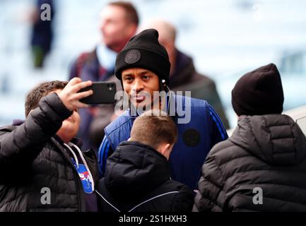 Bobby Decordova-Reid in Leicester City mit Fans vor dem Spiel der Premier League im Villa Park, Birmingham. Bilddatum: Samstag, 4. Januar 2025. Stockfoto