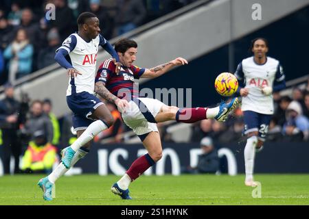 London, Großbritannien. Januar 2025. Tottenham Hotspur Mittelfeldspieler Pape Matar Sarr (29) kämpft gegen Newcastle United Mittelfeldspieler Sandro TONALi (8) während des Premier League Spiels im Tottenham Hotspur Stadium in London. Der Bildnachweis sollte lauten: Ian Stephen/Sportimage Credit: Sportimage Ltd/Alamy Live News Stockfoto