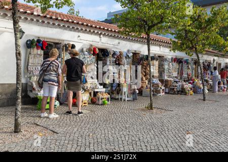 Menschen kaufen Souvenirs in Souvenirläden in Fatima Portugal, Religion als Unternehmen. Stockfoto