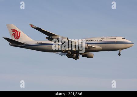 Air China Cargo Boeing 747-400BCF mit Registrierung B-2458 im Finale für den Flughafen Frankfurt Stockfoto