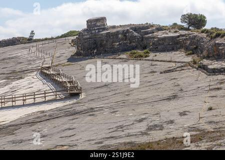 Ourém Portugal ist ein öffentlicher Ort, an dem Sie Dinosaurier-Fußabdrücke aus nächster Nähe sehen können. Stockfoto