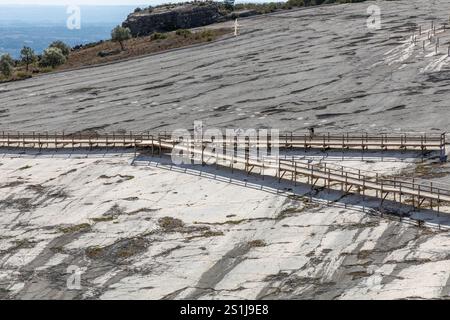 Ourém Portugal ist ein öffentlicher Ort, an dem Sie Dinosaurier-Fußabdrücke aus nächster Nähe sehen können. Stockfoto