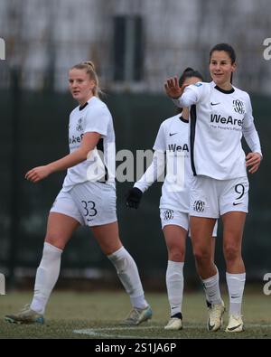 Cislago, Italien. Januar 2025. ELISA Del Estal vom FC Como Women feiert gemeinsam mit Teamkollegen, nachdem sie beim Freundschaftsspiel der Frauen im Sport Village, Cislago, einen Vorsprung von 3-0 erzielt haben. Der Bildnachweis sollte lauten: Jonathan Moscrop/Sportimage Credit: Sportimage Ltd/Alamy Live News Stockfoto