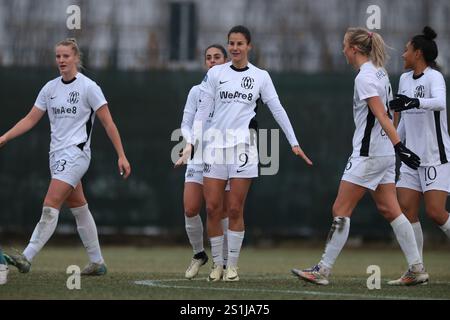 Cislago, Italien. Januar 2025. ELISA Del Estal vom FC Como Women feiert gemeinsam mit Teamkollegen, nachdem sie beim Freundschaftsspiel der Frauen im Sport Village, Cislago, einen Vorsprung von 3-0 erzielt haben. Der Bildnachweis sollte lauten: Jonathan Moscrop/Sportimage Credit: Sportimage Ltd/Alamy Live News Stockfoto