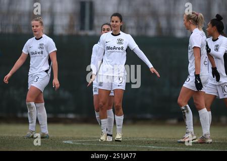 Cislago, Italien. Januar 2025. ELISA Del Estal vom FC Como Women feiert gemeinsam mit Teamkollegen, nachdem sie beim Freundschaftsspiel der Frauen im Sport Village, Cislago, einen Vorsprung von 3-0 erzielt haben. Der Bildnachweis sollte lauten: Jonathan Moscrop/Sportimage Credit: Sportimage Ltd/Alamy Live News Stockfoto