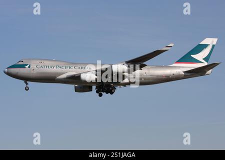 Cathay Pacific Cargo Boeing 747-400F mit Registrierung B-HUP im Finale für den Frankfurter Flughafen Stockfoto