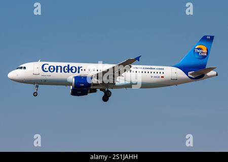 Deutscher Condor Berlin Airbus A320-200 mit Registrierung D-AICE im Finale für den Frankfurter Flughafen Stockfoto