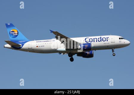 Deutscher Condor Berlin Airbus A320-200 mit Registrierung D-AICN im Finale für den Frankfurter Flughafen Stockfoto