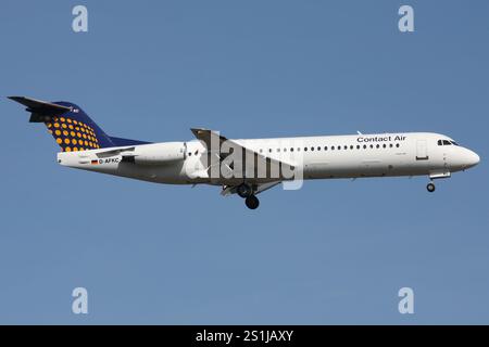 German Contact Air Fokker 100 mit Registrierung D-AFKC im Finale für den Frankfurter Flughafen Stockfoto