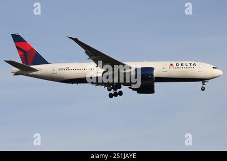 Delta Air Lines Boeing 777-200 mit der Registrierung N706DN im Finale für den Frankfurter Flughafen Stockfoto