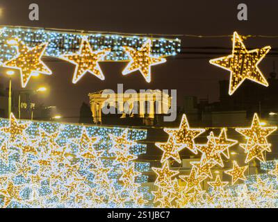 Alte Akropolis-Silhouette hinter glitzernden Weihnachtssternen und Lichtern in Athen Stockfoto