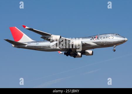 Japanische JAL Cargo Boeing 747-400F mit der Registrierung JA401J im Finale für den Frankfurter Flughafen Stockfoto