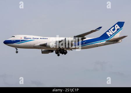 Japanische Nippon Cargo Airlines Boeing 747-400F mit Registrierung JA08KZ im Finale für den Flughafen Frankfurt Stockfoto