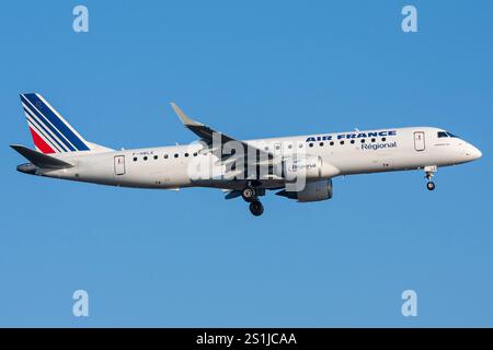 Regional Embraer 190 in Air France Lackierung mit Registrierung F-HBLE im Finale des Frankfurter Flughafens Stockfoto