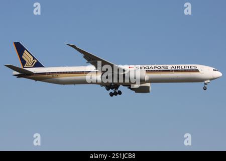 Singapore Airlines Boeing 777-300 mit Registrierung 9V-SWT im Finale für den Frankfurter Flughafen Stockfoto