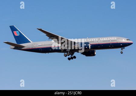 United Airlines Boeing 777-200 mit der Registrierung N797UA im Finale für den Flughafen Frankfurt Stockfoto