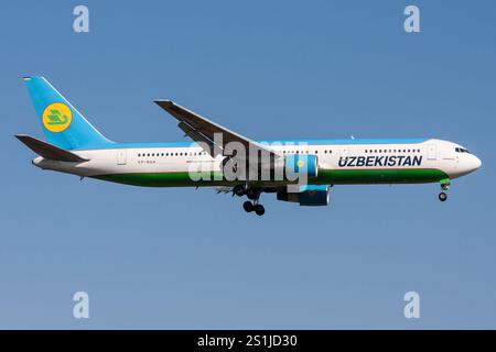 Usbekistan Airways Boeing 767-300 mit Registrierung VP-BUA im Finale für den Frankfurter Flughafen Stockfoto