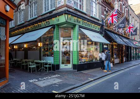 Lina lagert Soho Italian Delicatessen in der Brewer Street in Soho Central London. Gegründet im Jahr 1944 Stockfoto