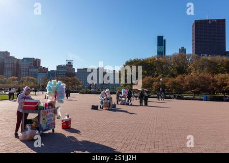 Straßenhändler, die Artikel von Buckingham Fountain in Chicago, Illinois, USA verkaufen Stockfoto