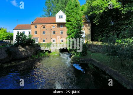 Blick auf Narborough Mill, den Fluss Nar, Narborough Village, North Norfolk, England, VEREINIGTES KÖNIGREICH Stockfoto