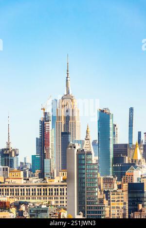 Panoramablick auf die Skyline von New York City mit den berühmten Wolkenkratzern Empire State Building und klarem blauem Himmel im Hintergrund Stockfoto