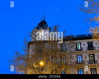 Fassade des Gebäudes, Blick auf die Nacht. Velazquez Street, Madrid, Spanien. Stockfoto