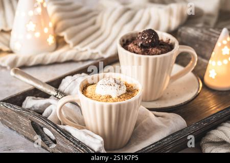 Kürbisgewürz und Schokoladentasse Kuchen auf cremeweißem gemütlichem Hintergrund mit weihnachtsdekoration Stockfoto