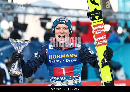 Innsbruck, Österreich. Januar 2025. Skilaufen/Skispringen: World Cup, Four Hills Turnier: Großer Hügel. Jan Hörl aus Österreich feiert nach der Preisverleihung seinen zweiten Platz. Vermerk: Daniel Karmann/dpa/Alamy Live News Stockfoto