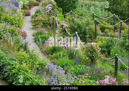 Ein Teil des Inverewe-Gartens mit Dierama, Mullien, Verbascum chaixii und Rosen Scotland July Stockfoto