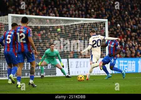 London, Großbritannien. Januar 2025. London, England, 4. Januar 2025: Cole Palmer (20 Chelsea) erzielt ein Tor während des Premier League-Spiels zwischen Crystal Palace und Chelsea im Selhurst Park in London, England (Alexander Canillas/SPP) Credit: SPP Sport Press Photo. /Alamy Live News Stockfoto