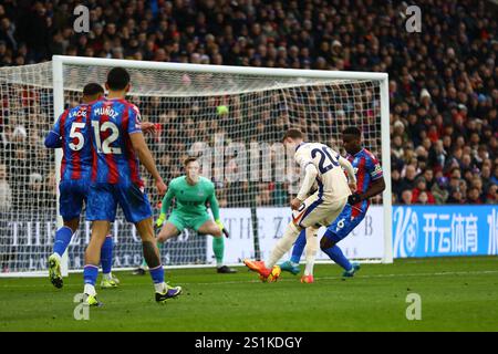 London, Großbritannien. Januar 2025. London, England, 4. Januar 2025: Cole Palmer (20 Chelsea) erzielt ein Tor während des Premier League-Spiels zwischen Crystal Palace und Chelsea im Selhurst Park in London, England (Alexander Canillas/SPP) Credit: SPP Sport Press Photo. /Alamy Live News Stockfoto