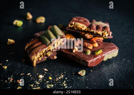 Dubai Schokolade mit Pistaziencreme, Kadayif und Pistazien auf dunklem Hintergrund Stockfoto