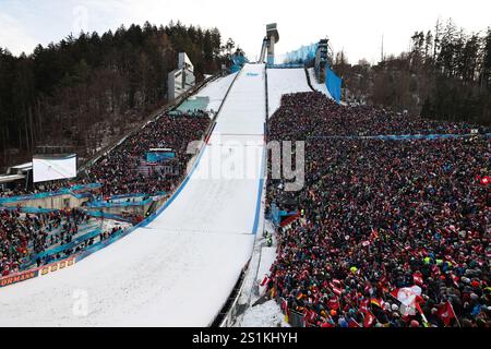 Innsbruck, Österreich. Januar 2025. Skispringen/Skispringen: Weltcup, vier-Hügel-Turnier: Zahlreiche Zuschauer an der Bergisel-Schanze. Vermerk: Daniel Karmann/dpa/Alamy Live News Stockfoto