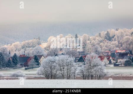 Landschaft mit Weser bei Wahmbeck im Winter; Bodenfelde; Landkreis Northeim; Niedersachsen; Deutschland; Europa Stockfoto