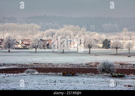 Landschaft mit Weser bei Wahmbeck im Winter; Bodenfelde; Landkreis Northeim; Niedersachsen; Deutschland; Europa Stockfoto