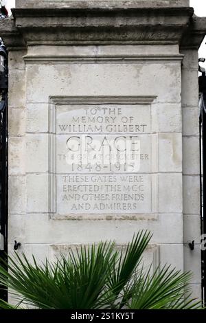 Eine Gedenktafel zum Gedenken an den historischen Cricketspieler WG Grace am Haupttor des Lords Cricket Ground, St John's Wood, London Stockfoto