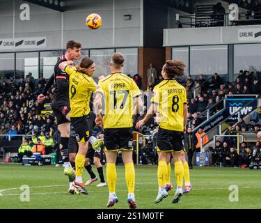 Burton Upon Trent, Großbritannien. Januar 2025. Liam Shaw aus Northampton Town erhebt sich über die Burton Albion Defence und führt den Ball im EFL League One Match Burton Albion gegen Northampton Town Credit: Clive Stapleton/Alamy Live News Stockfoto