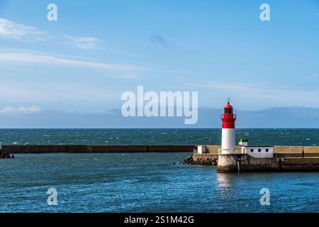Leuchtturm und Hafeneingang von Le Guilvinec in der Bretagne in Frankreich Stockfoto