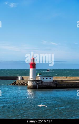 Leuchtturm und Hafeneingang von Le Guilvinec in der Bretagne in Frankreich, vertikal Stockfoto