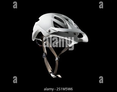 Weißer Fahrradhelm, isoliert auf schwarzem Hintergrund. Das Konzept der Fahrradsicherheit. Seitenansicht. Stockfoto