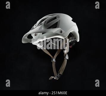 Weißer Fahrradhelm, isoliert auf schwarzem Hintergrund. Das Konzept der Fahrradsicherheit. Seitenansicht. Stockfoto