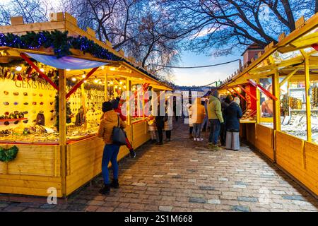 Verkaufsstände mit handgefertigten Waren auf dem Warschauer Weihnachtsmarkt in Warschau, Polen Stockfoto