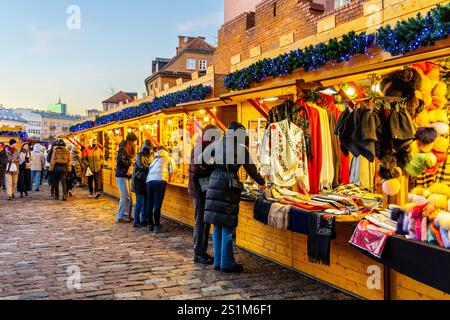 Verkaufsstände mit handgefertigten Waren auf dem Warschauer Weihnachtsmarkt in Warschau, Polen Stockfoto