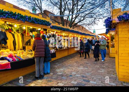 Verkaufsstände mit handgefertigten Waren auf dem Warschauer Weihnachtsmarkt in Warschau, Polen Stockfoto