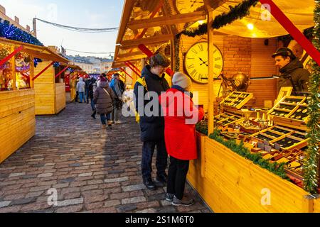 Verkaufsstände mit handgefertigten Waren auf dem Warschauer Weihnachtsmarkt in Warschau, Polen Stockfoto