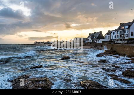 Häuser und Kaimauer in der bretonischen Küstenstadt Le Guilvinec, Frankreich, bei schönem Abendsonnenlicht Stockfoto