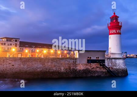Leuchtturm und Hafeneingang von Le Guilvinec in der Bretagne in Frankreich zur blauen Stunde Stockfoto